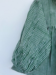 Chemisier d'été décontracté pour femme en coton rayé vert et blanc, coupe ample, manches ballon, col en V à volants, vente en gros - Product Image 4