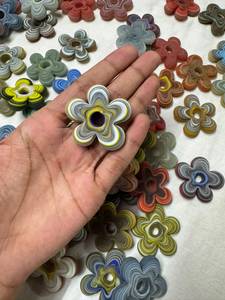 Perles de verre Krobo africaines faites à la main - Perles de verre en forme de tournesol à 5 pétales pour la fabrication de bijoux en gros - Product Image 5