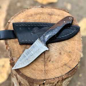 Couteau de chasse artisanal OEM à lame droite en acier Damas avec manche en bois et résine, étui en cuir - Product Image 5