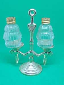 Ensemble de salières et poivrières en argent avec monogramme C, forme hexagonale, construction métallique durable, lavage à la main uniquement - Product Image 3