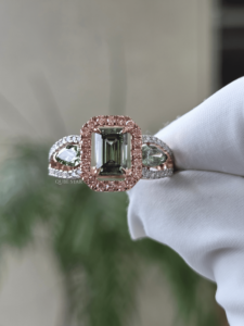 Bague de fiançailles trois pierres pour femme en or rose 14 carats avec diamant de laboratoire taille émeraude certifié IGI, halo et pierres latérales en forme de poire, et bande pavée - Product Image 3