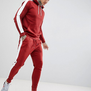 Survêtement à capuche rouge pour homme, manches longues, couleur unie, style sportif avec bandes latérales blanches, fermeture à cordon, coupe classique - Product Image 1