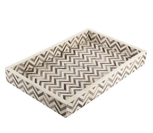 Plateau de service rectangulaire artisanal en bois incrusté, qualité commerciale, compatible lave-vaisselle, motif chevron bleu et blanc classique, MOP - Product Image 1