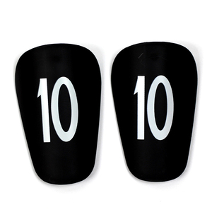 Protège-tibias en plastique noir avec impression par transfert thermique numéro 10 pour la protection des joueurs de football adultes, toutes saisons, légers - Product Image 1