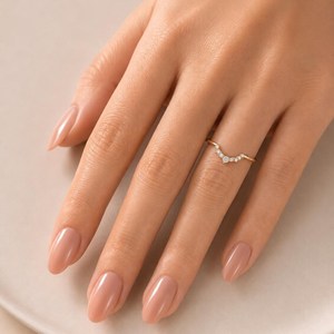 Bague de fiançailles minimaliste en or massif 10K 14K 18K avec diamant de laboratoire rond serti à griffes, courbée en chevron, certifiée IGI, empilable - Product Image 4