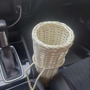 Support à baguette en rotin conçu pour s'attacher solidement à la console de voiture. Un support à baguette en rotin élégant. - Product Image 5