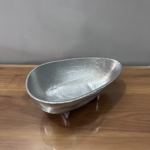 Bol décoratif ovale en aluminium fait main, finition argentée, bol de service texturé avec pieds, décoration d'intérieur, centre de table - Product Image 1