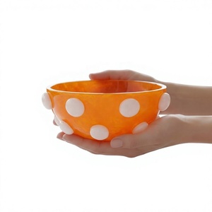 Bol à salade moderne de luxe en résine orange, léger, poli, de qualité alimentaire, à pois blancs, fait main, pour servir les aliments, pour les fêtes et la maison - Product Image 2