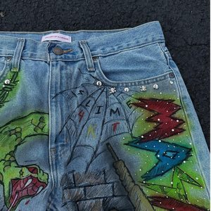 Shorts en jean pour homme peints à la main, taille haute, style streetwear, effet usé, ourlet brut avec motifs tête de mort et drapeau - Product Image 5