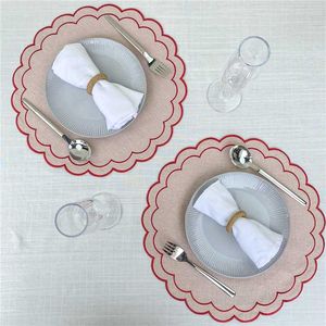 Set di 4 tovagliette in lino e cotone con ricamo floreale a festoni, 38 cm, tessuto con trama in lino naturale, lavabili in lavatrice - Product Image 1