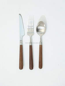 ชุดช้อนส้อมสแตนเลสพร้อมด้ามไม้สามชิ้นช้อนมิเรอร์เหล็กส้อมมีดพร้อมที่จับไม้ - Product Image 2