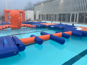 Circuito de Obstáculos Acuáticos Inflables de Grado Comercial - Puente Flotante de Troncos para Piscinas y Parques Acuáticos - Product Image 1