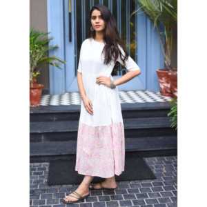 Elegante Vestido Maxi Blanco con Estampado Floral, Cuello Redondo, Cintura Imperio, Transpirable - Disponible en XS - Product Image 3