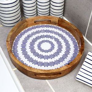 ถาดไม้ดีไซน์สวยเคลือบเงาสำหรับเสิร์ฟกาแฟ อาหารเช้า และตกแต่ง - Product Image 1