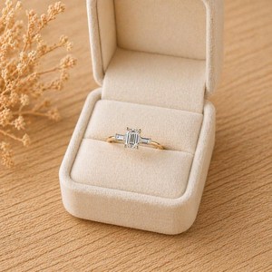 Bague de mariage en or massif 10K 14K 18K avec trois diamants de laboratoire certifiés IGI, émeraudes et diamants taille baguette, vente en gros - Product Image 5
