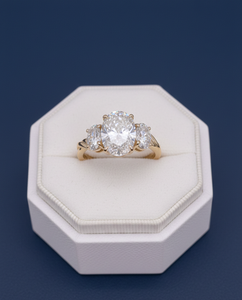 Anillo de Diamante Ovalado de 3.50CT Cultivado en Laboratorio, VVS2 F, Certificado IGI, Oro Amarillo de 14K, Anillo de Compromiso de Tres Piedras, Venta al Por Mayor - Product Image 6