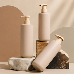 Botella de Loción PE Personalizada con Bomba, 500 mL, Envase Cilíndrico Blanco para Champú Cosmético - Product Image 1