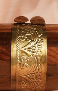 Sac à main latéral cylindrique rond en bois personnalisé avec moulures en laiton et motif unique pour filles - Product Image 5