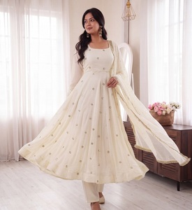 ชุดเดรส Anarkali ผ้าไหมครีมปักลายสไตล์อินเดีย-ปากีสถาน พร้อมผ้าคลุมไหล่ ตัดเย็บสำเร็จสำหรับงานแต่งงานและงานเลี้ยงสำหรับผู้หญิง - Product Image 1
