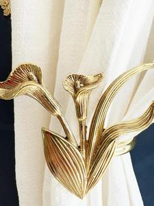Sujetador de Cortina Metálico con Acabado Dorado en Forma de Flor de Lirio, Perfecto para Ocasiones Especiales, Decoración de Interiores, Hecho a Mano en India - Product Image 2