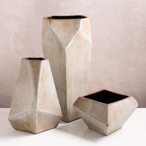 Florero moderno de metal decorativo para el hogar, centro de mesa elegante, duradero, con acabado premium y diseño artesanal. - Product Image 3