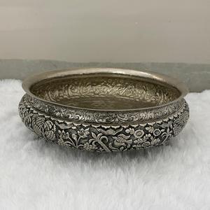 Urli Circular Plateada de Estilo Antiguo con Motivos Florales y de Aves Tallados, Pieza Decorativa Coleccionable de Arte de Rajasthan - Product Image 3