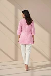 Tunique pour femme en mélange de coton à imprimé chevron rose, col rond, manches trois quarts, longueur normale, entièrement cousue, vêtement ethnique décontracté - Product Image 4