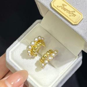 Colección Primavera 2025, Pendientes de Acero de Titanio en Forma de C, Estilo Europeo Americano, con Diseño Irregular y Incrustaciones de Perlas - Product Image 2