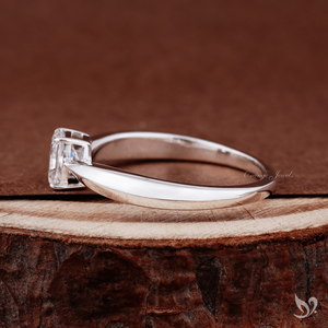 Bague solitaire en diamant radiant de laboratoire de 0,5 carat, design à tige cintrée, or blanc 10K, élégante pour fiançailles, mariage, anniversaire - Product Image 2