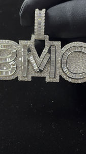 จี้ห้อยคอเงินแท้ 925 ประดับมอสซาไนต์ทรงบาแกตต์ คุณภาพ VVS/D งานขัดเงาสูง สไตล์ฮิปฮอป ผลิตในอินเดีย ชุดสำหรับทั้งชายและหญิง พร้อมสลักอักษรย่อตามสั่ง - Product Image 3