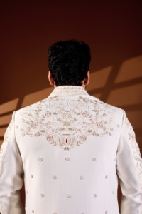 Ceinture à nouer intégrée, style Dhaga, en ivoire, avec motif floral symétrique en vigne, motif arche héritage et touches pastel, pour Sherwani - Product Image 4