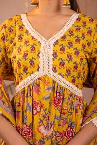 Conjunto de Kurti Anarkali Amarillo con Estampado Floral 100% Algodón para Mujer, con Ribete de Encaje, Transpirable, Vestido Tradicional Indio - Product Image 5