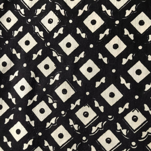 Tissu en coton imprimé à la main en gros – Tissu indien en coton géométrique noir et blanc pour vêtements et fournisseurs textiles - Product Image 1