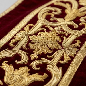 Casulla Romana de Terciopelo Rojo con Bordado a Mano de Hilos de Oro, Orfebre Tradicional, Túnica de Clérigo, Vestimenta Sacerdotal para Misa - Product Image 3