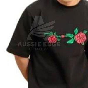 เสื้อยืดคอกลมแขนสั้นสีดำสำหรับผู้ชาย ลายปักดอกไม้ ทรงปกติ ผ้าฝ้ายถัก สวมใส่สบาย - Product Image 1