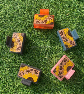 Nouvel arrivage de mini pinces à cheveux occidentales élégantes faites à la main en cuir gravé Mini pinces à cheveux en cuir Accessoires de cheveux pour femmes - Product Image 4