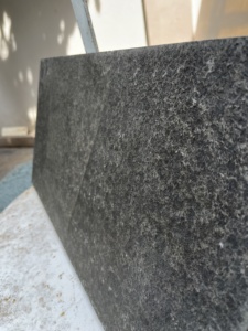 Carrelage de sol carré en basalte noir naturel écologique de qualité supérieure, surface flammée, design moderne, épais, garantie 5 ans, jardin - Product Image 1