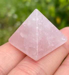 Pirámide de Cuarzo Rosa Tallada, Piedra Pulida para Decoración de Feng Shui y Meditación, Cuarzo Rosa Natural Suave - Product Image 1