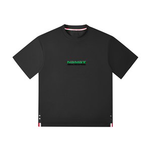 เสื้อยืดแขนสั้นสีดำสำหรับผู้ชายของ Naimat Abbas Industries พร้อมโลโก้สีเขียว แต่งขอบตัดกัน ทรงปกติ ผ้าเจอร์ซีย์ลำลอง คอโอ ทำจากผ้าฝ้าย - Product Image 1