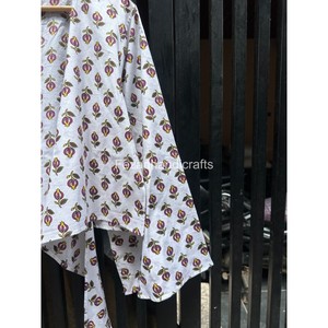 Chemisier en mousseline blanc à imprimé fruits pour femme, coupe ample, col en V, manches kimono, idéal printemps-été - Product Image 2