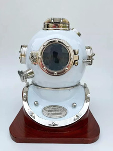 Casque de plongée antique en métal modèle Mark V avec technique d'embossage et de moulage pour la décoration intérieure - Product Image 1