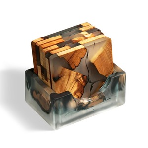 Sous-verres en résine et bois de noyer - Faits à la main, imperméables, design moderne pour la décoration de la maison, sous-verres de luxe personnalisés - Product Image 1