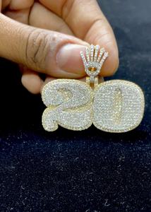 Pendentif personnalisé en argent 925 plaqué or 18 carats avec moissanite taille brillant sertie griffe, motif couronne, numéro/lettre, style hip-hop de luxe - Product Image 2