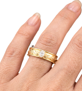 Bague vintage ovale gravée avec diamant de laboratoire, en or massif 14 carats, motif feuille fait main, alliance de mariage minimaliste empilable, bague de promesse - Product Image 5