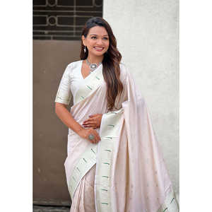 ผ้าไหมพาธาไนสีขาวมุกแบบอีลิท วีฟส์  ลายดอกบัวและนกยูง  งานทอแบบซารี  ผ้าสำหรับชาวอินเดียและปากีสถาน  น้ำหนัก 650 กรัม - Product Image 5