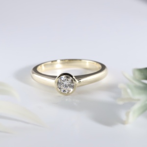 Anillo de compromiso de diamantes de corte redondo Elite Gold, anillo de boda clásico con engaste de bisel, joyería fina minimalista para mujer - Product Image 1