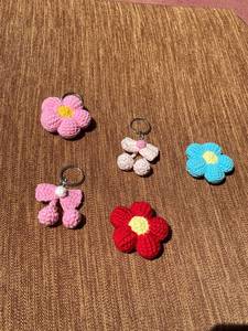 Jolies fleurs au crochet, porte-clés fleurs au crochet, porte-clés nœud, breloque de sac, cadeau pour les amoureux, cadeau pour les femmes - Product Image 2