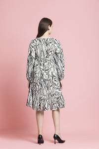 Vestido Maxi de Lujo con Estampado Abstracto, Cuello en V, Diseño Único, Mezcla de Algodón, para Vacaciones en la Playa - Product Image 5