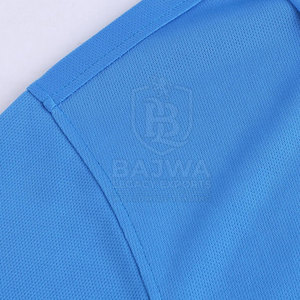 Polos tendance pour hommes, col élégant et moderne, tissu léger, parfaits pour les looks décontractés et semi-formels. - Product Image 4