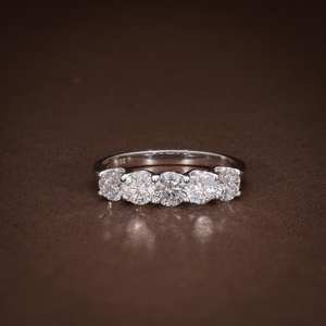 Bague de mariage classique en argent 925 avec cinq pierres de moissanite taille ronde et diamant, un cadeau raffiné pour femme - Product Image 1